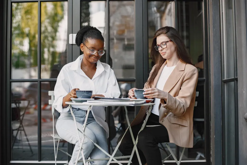 Women at café